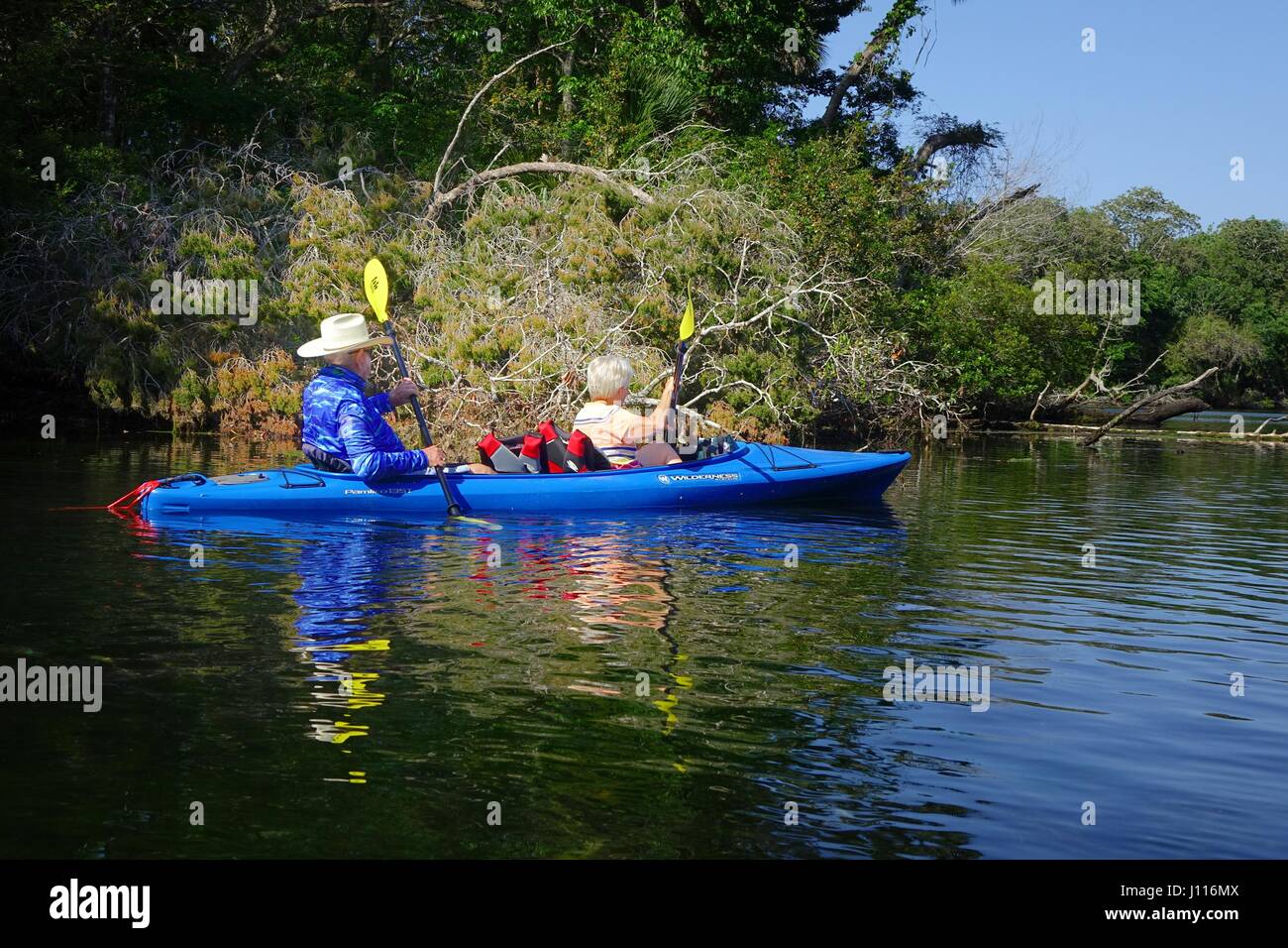 Vieux couple sur une balade en kayak La rivière Chassahowitzka Wildlife Reserve, en Floride Banque D'Images