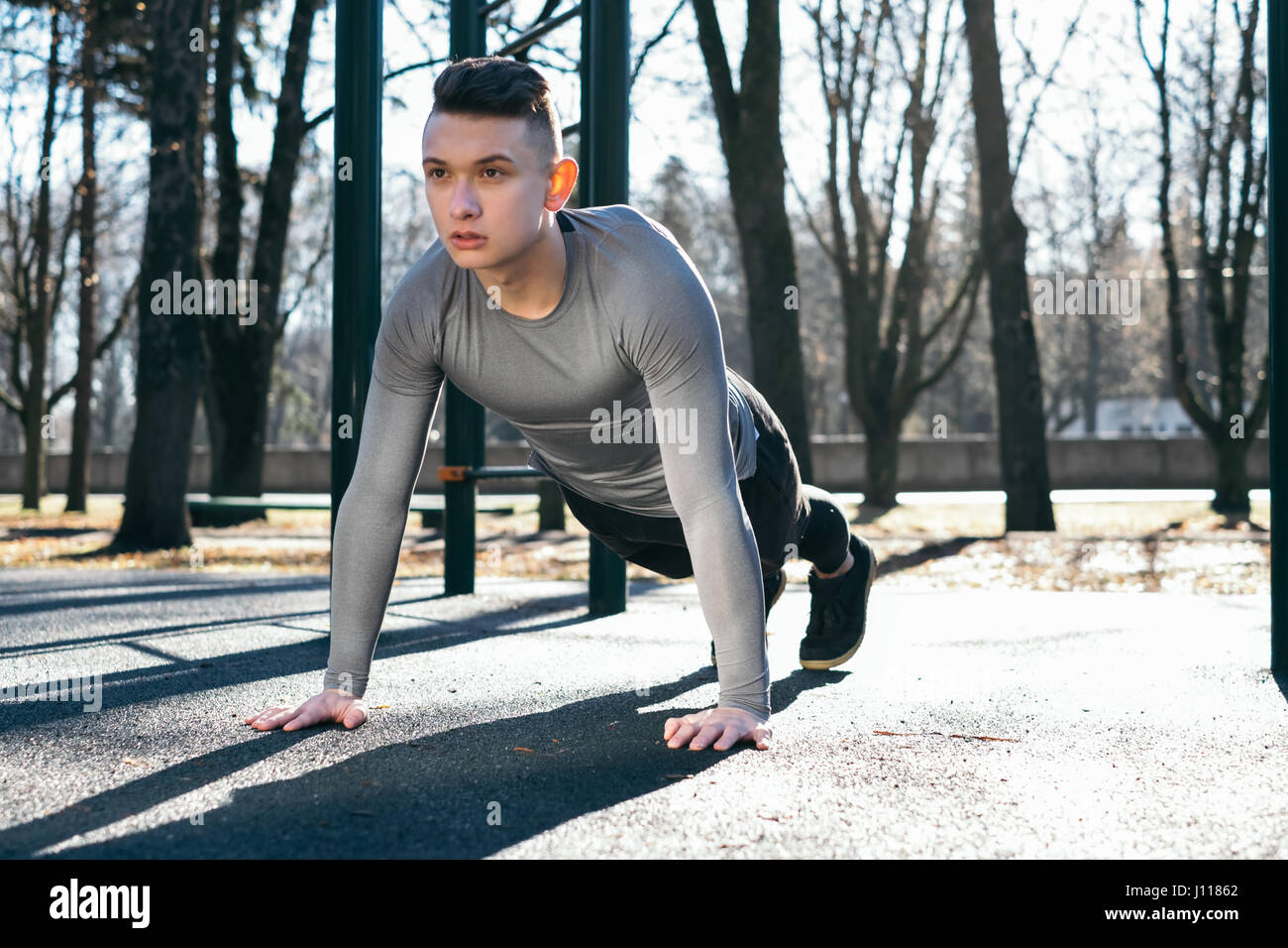 L'homme de faire des tractions dans le parc, Minsk, Bélarus Banque D'Images