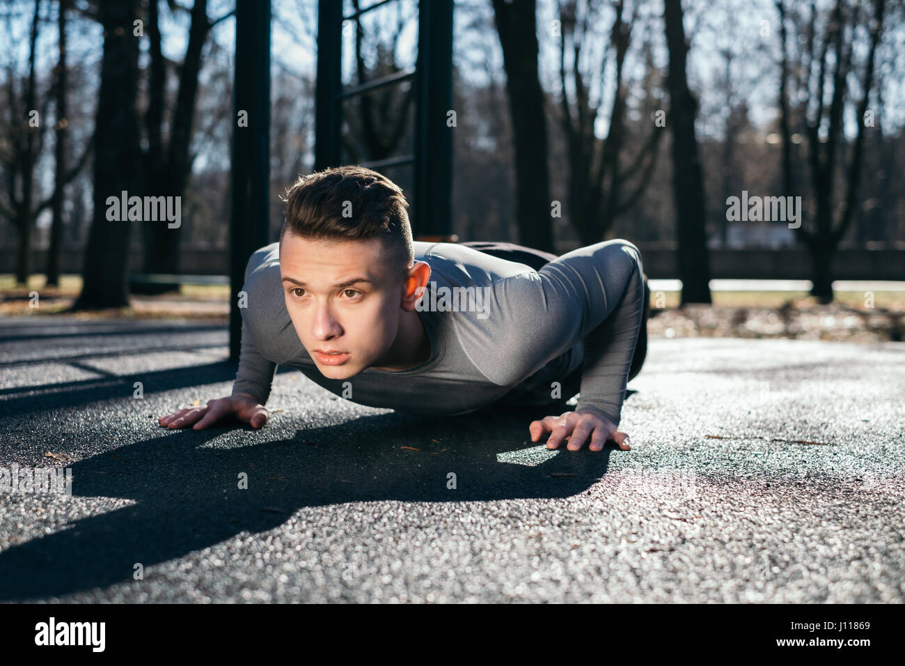 L'homme de faire des tractions dans le parc, Minsk, Bélarus Banque D'Images