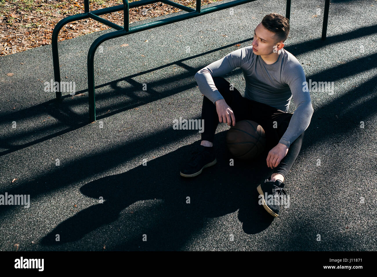 L'homme de prendre une pause d'exercer dans la région de park, Minsk, Belarus Banque D'Images