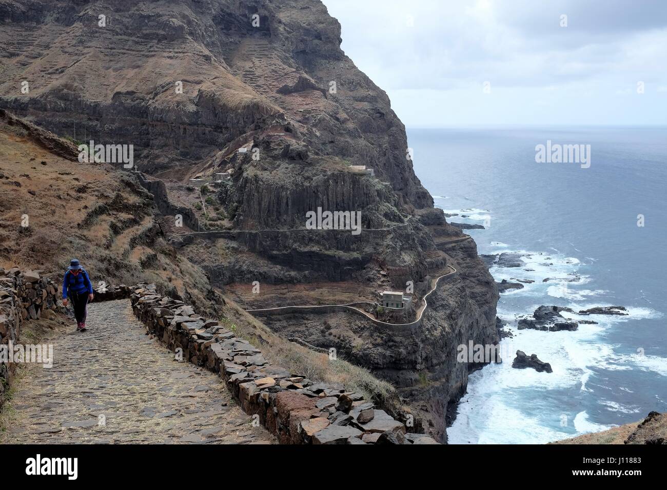 Femme marchant le long sentier du Littoral, Ponta do Sol, Santo Antao, Cap Vert Banque D'Images