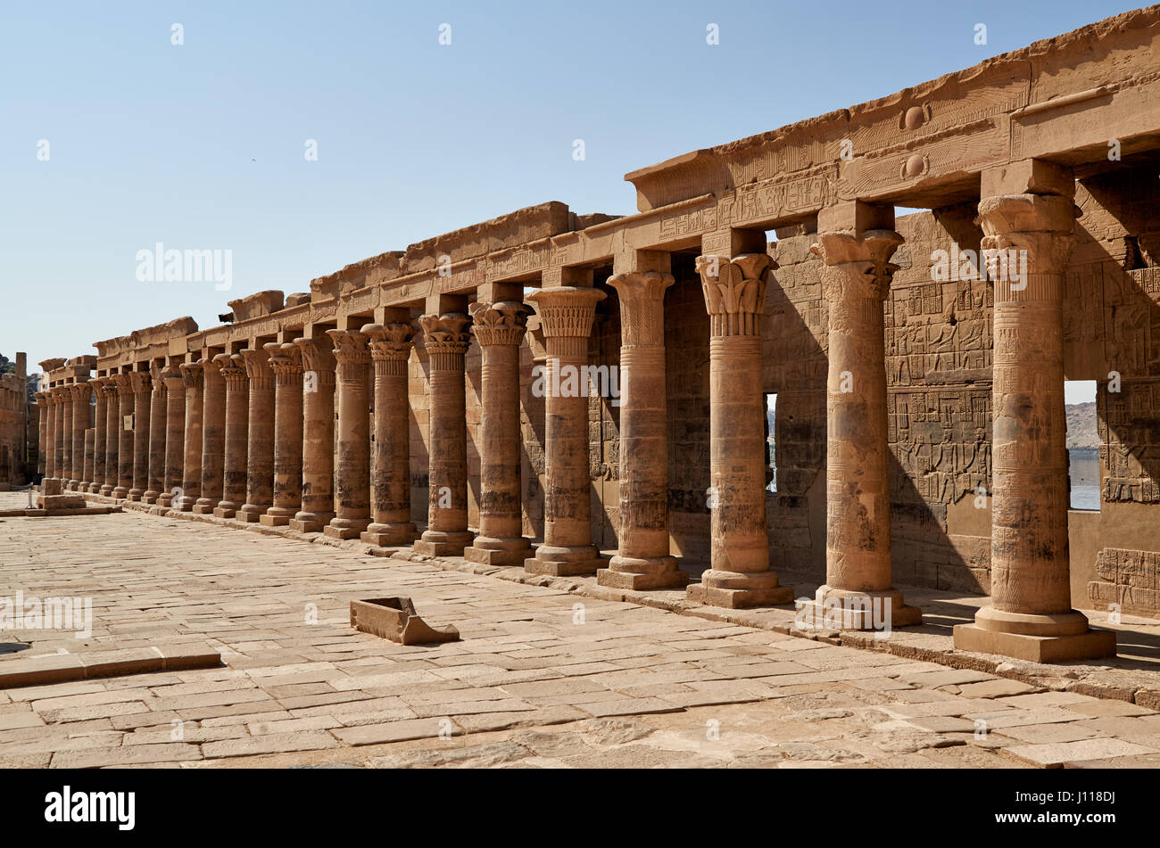 En colonnade du temple ptolémaïque de Philae, Assouan, Egypte, Afrique du Sud Banque D'Images