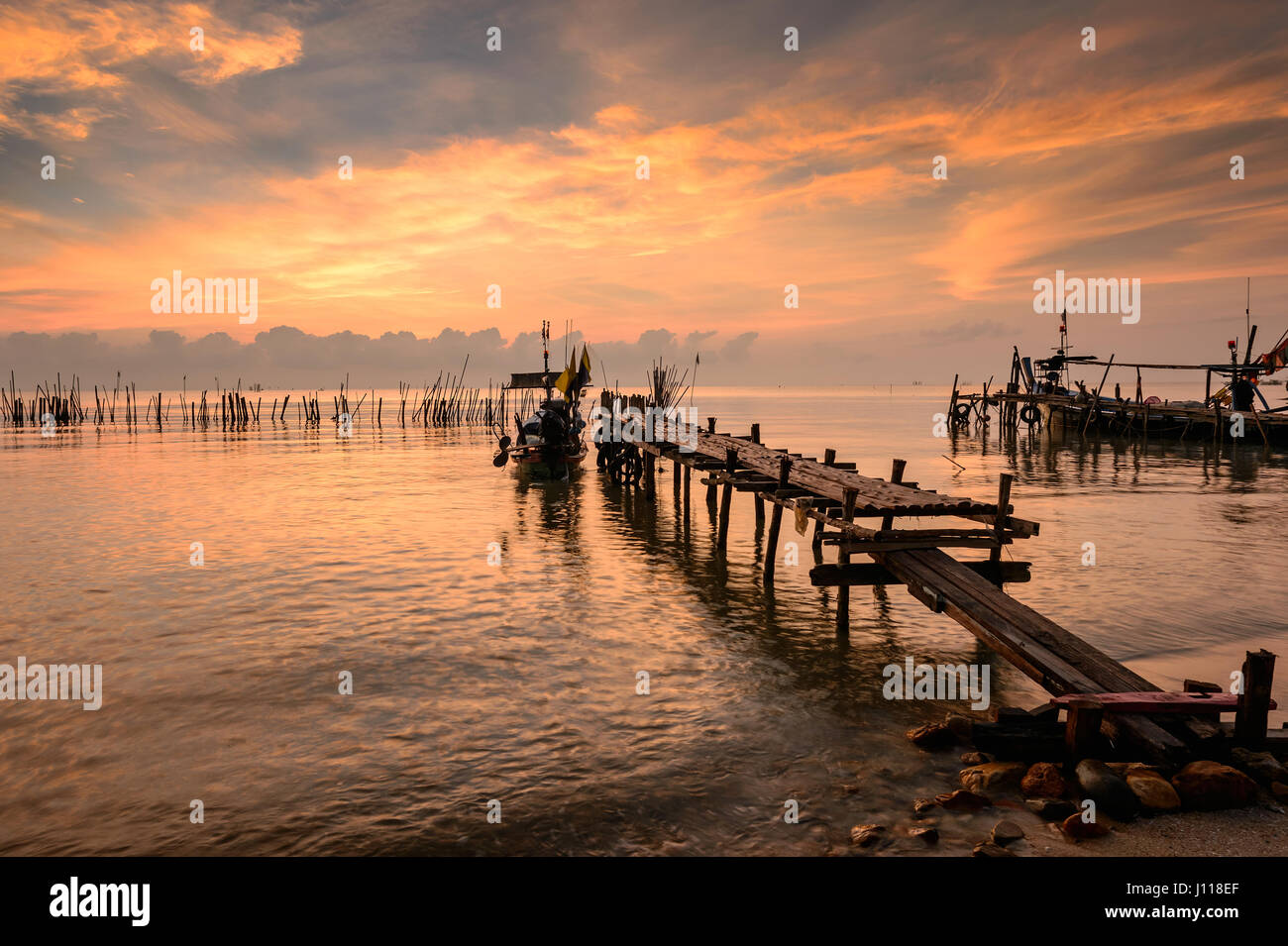 Bateau de pêche jetée en bois au coucher du soleil, la Thaïlande Banque D'Images