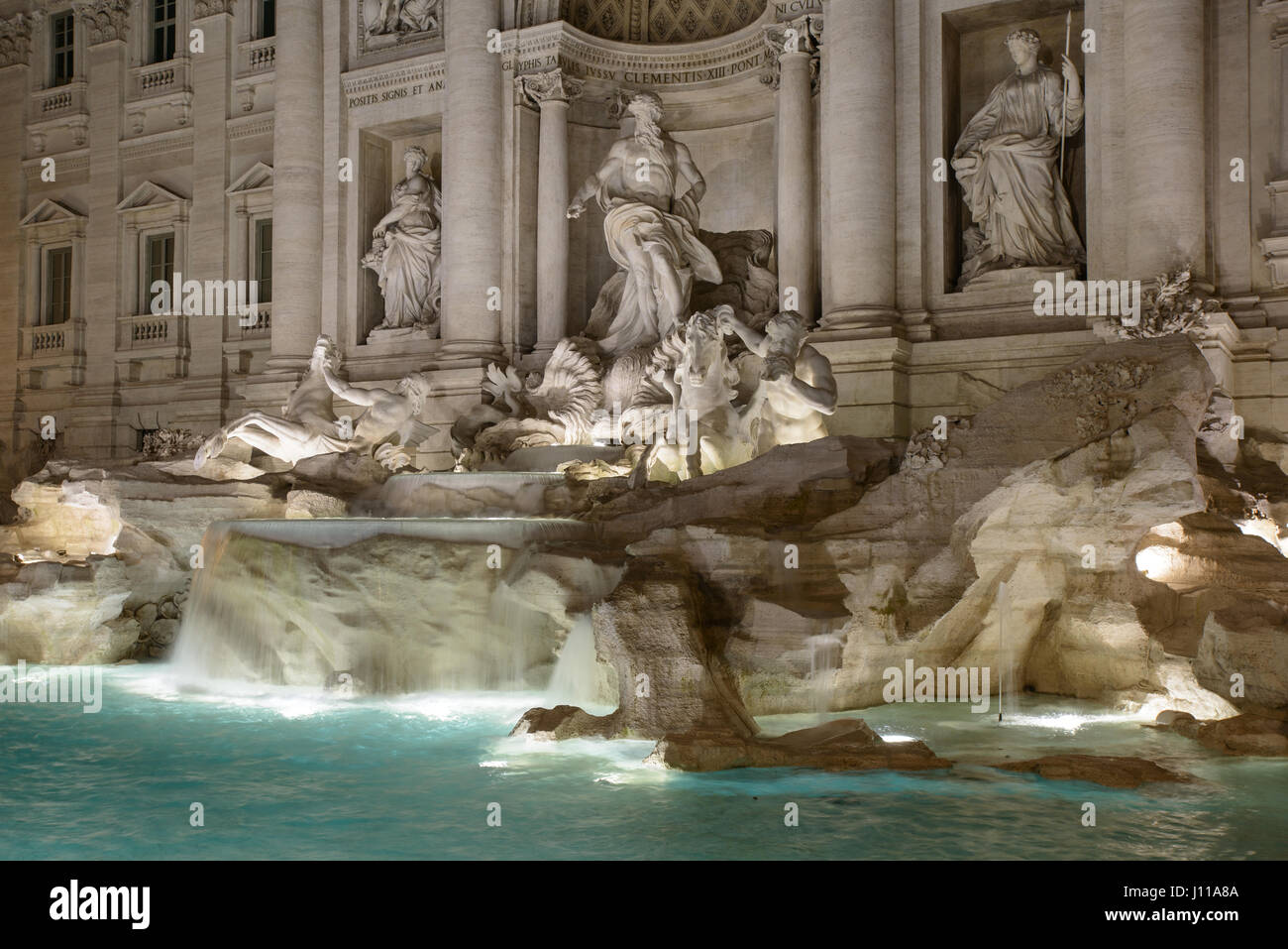 La célèbre fontaine de Trevi dans la nuit, Rome Italie Banque D'Images