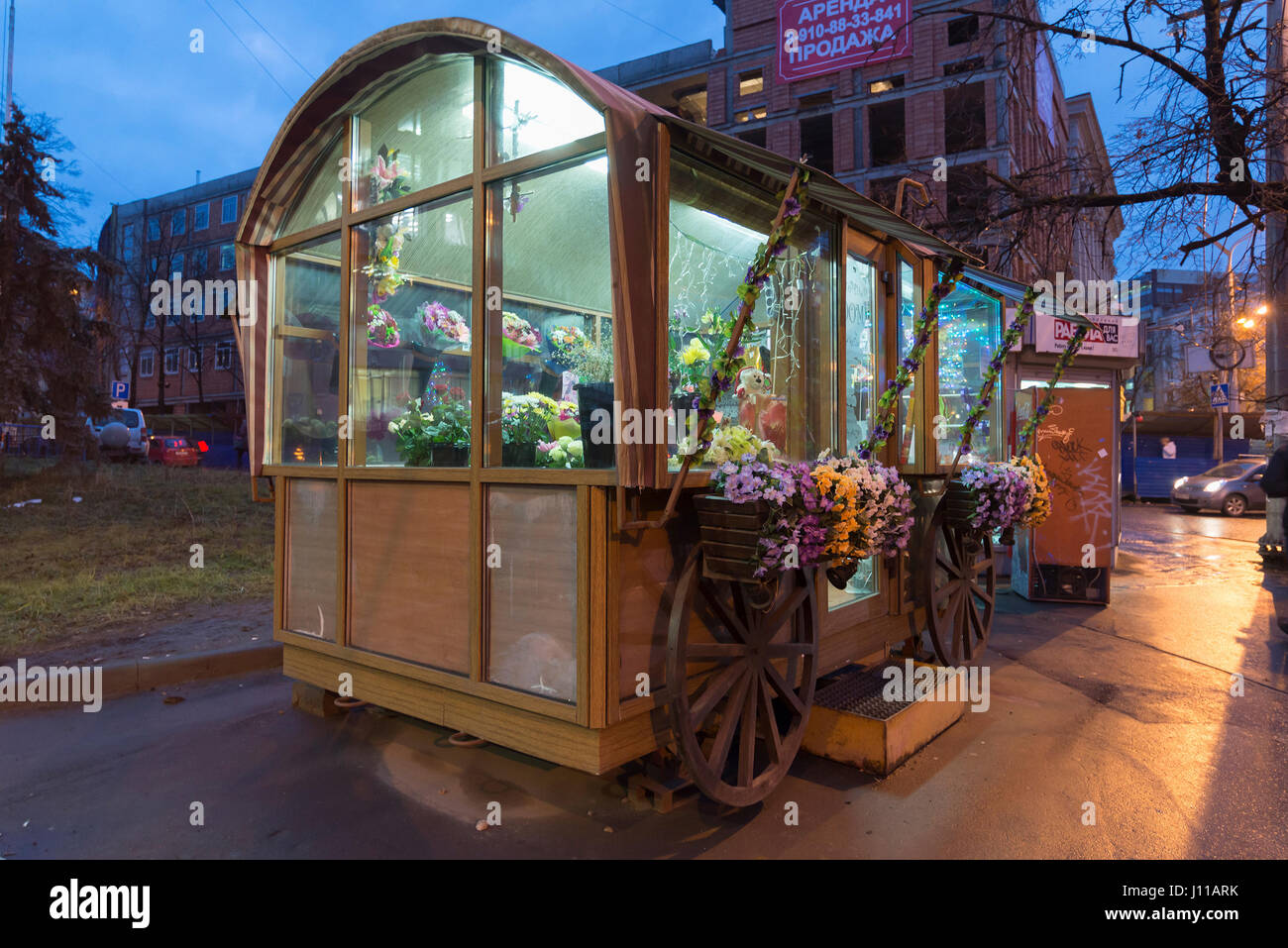 Nizhny Novgorod, Russie - le 11 novembre 2015. Les étals du marché de fleurs fraîches Banque D'Images