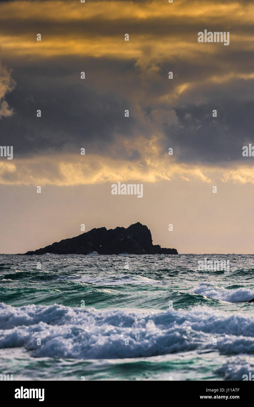 Le soir l'île Goose Golden glow Collecte d'eau de mer de l'atmosphère les nuages échoués ; Banque D'Images