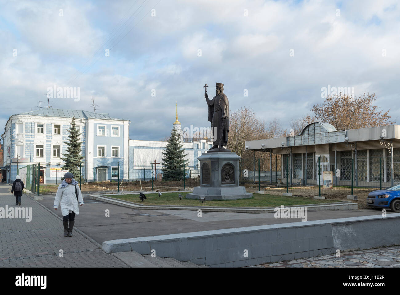 VLADIMIR, RUSSIE -05.11.2015. monument Duc Vladimir, fondateur de la ville d'or bague touristiques. Banque D'Images