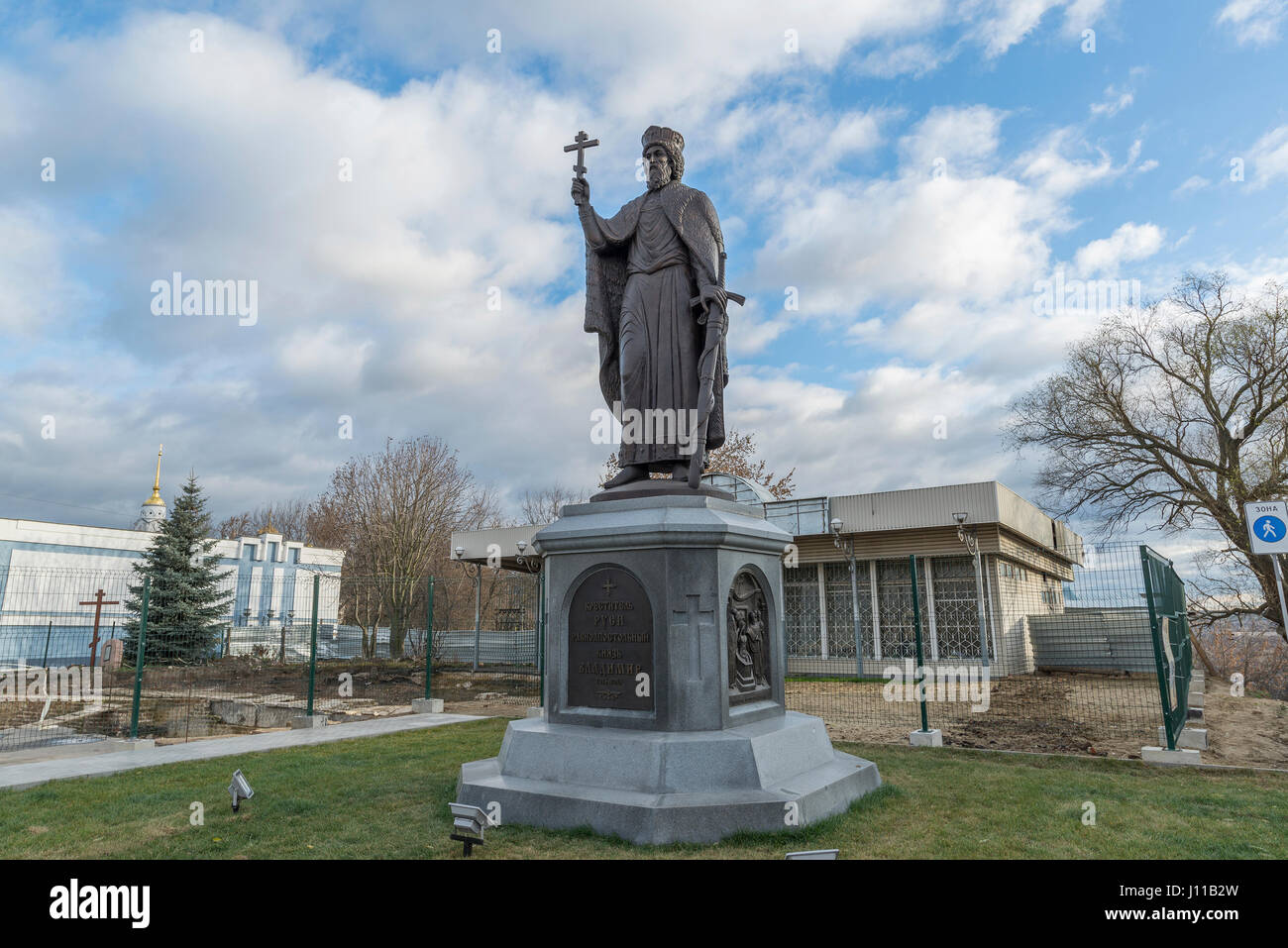 VLADIMIR, RUSSIE -05.11.2015. monument Duc Vladimir, fondateur de la ville d'or bague touristiques. Banque D'Images