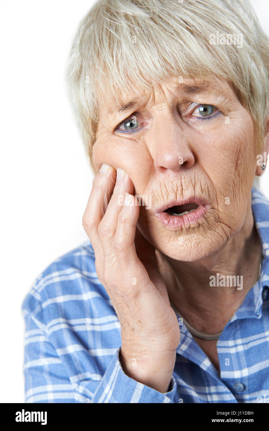 Studio Portrait of Senior femme souffrant de dents Banque D'Images