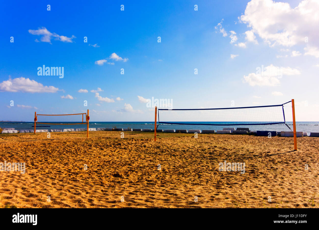 Filets de volley sur le sable court contre la mer et ciel bleu. Banque D'Images