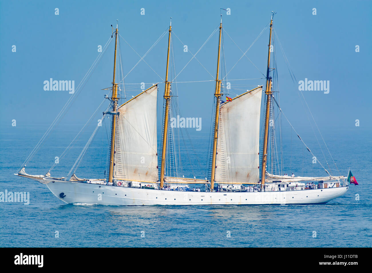 Grand voilier naviguant sur l'océan ouvert contre le ciel bleu Banque D'Images