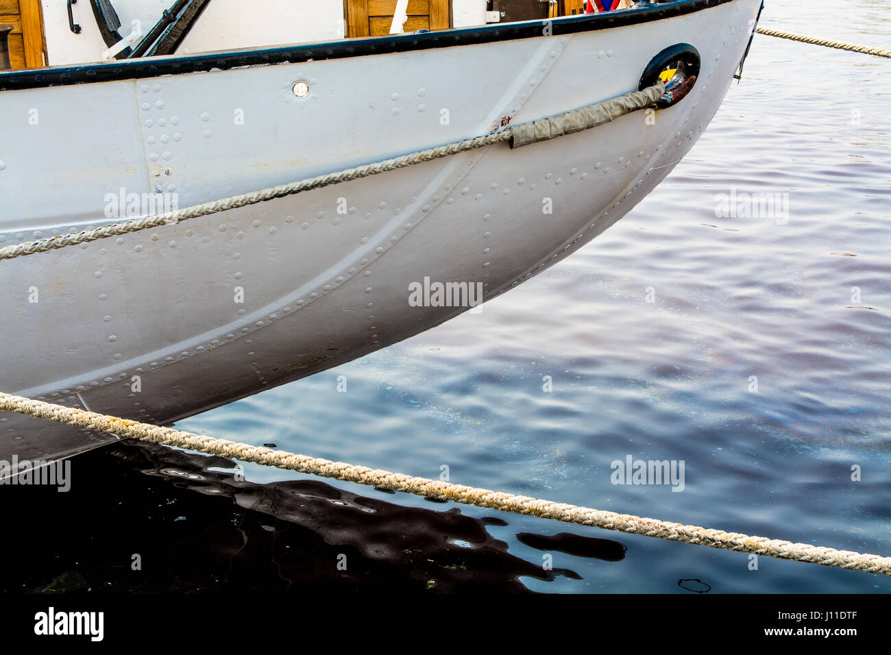 Image recadrée de Stern bateau amarré sur le port à la mer Banque D'Images