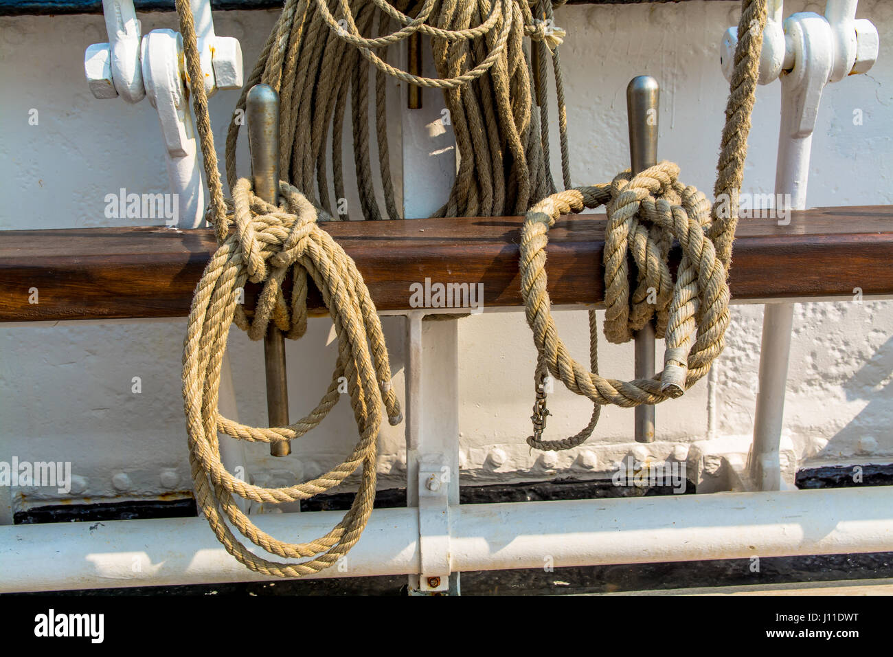 Cordes laminées attaché sur Ship Railing Banque D'Images