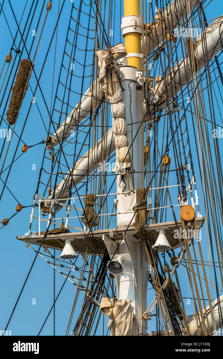 Low Angle View Of Tall Ship Mast contre Ciel Bleu clair Banque D'Images