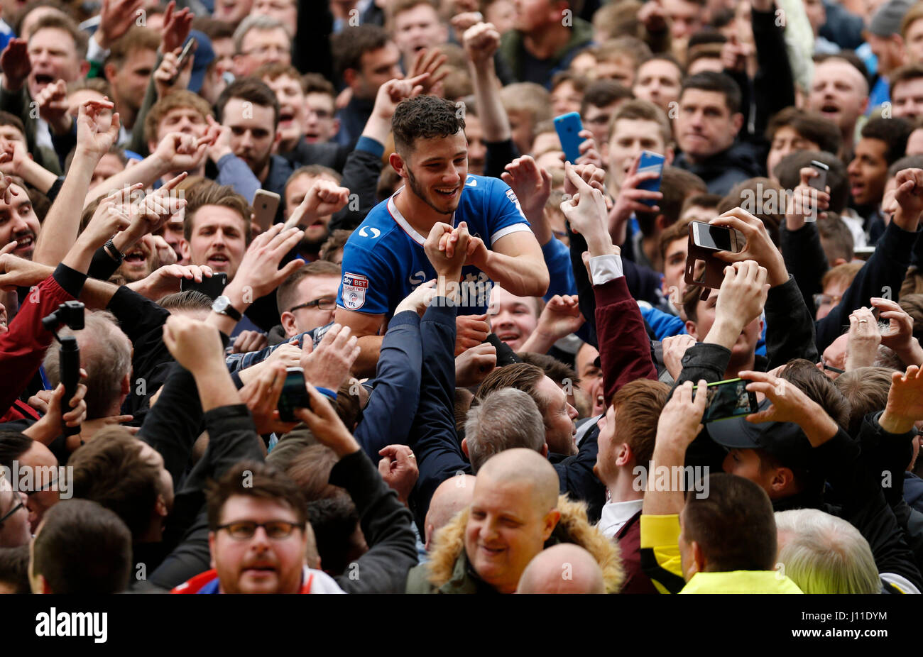 Le Portsmouth Conor Chaplin célèbre avec les fans après le ciel parier League match deux à Meadow Lane, Nottingham. Banque D'Images