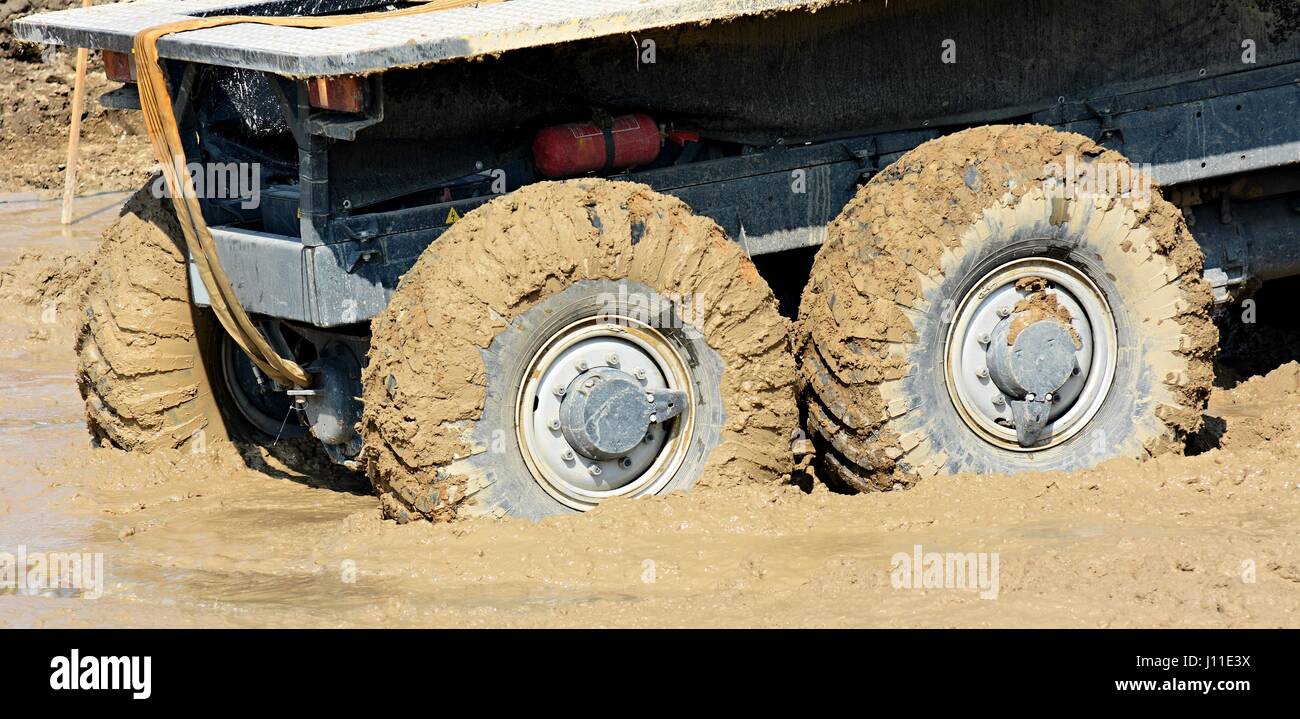 Roues de camion hors route dans la boue. Banque D'Images