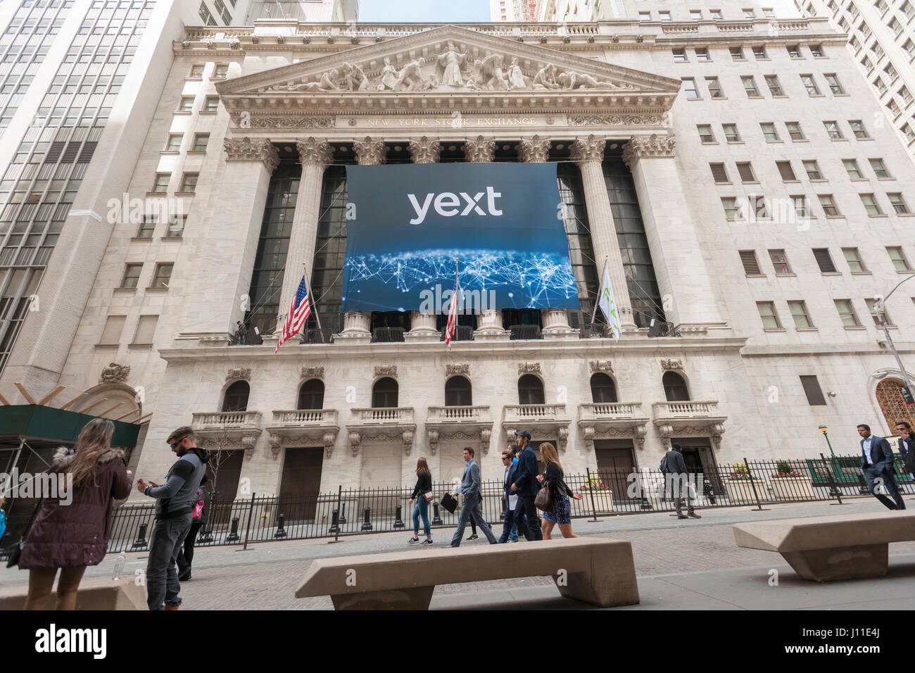 La Bourse de New York est décorée pour l'offre publique initiale de l'entreprise Technologie Yext le jeudi 13 avril, 2017. Le New York d'après Yext fournit une technologie basée sur le cloud qui permet aux entreprises de gérer leurs annonces dans les différents moteurs de recherche. (© Richard B. Levine) Banque D'Images