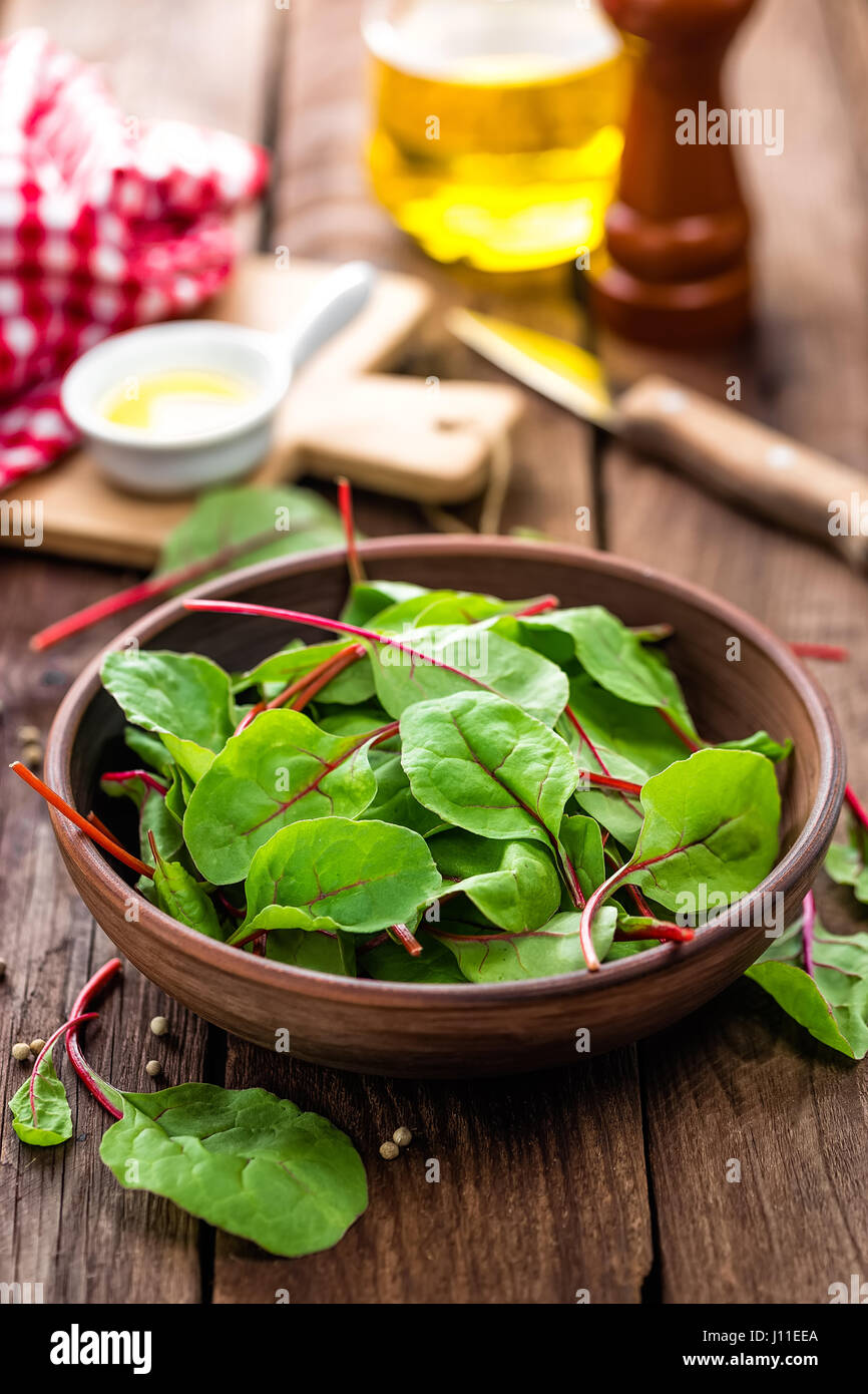 Feuilles de bette à carde fraîche Banque D'Images