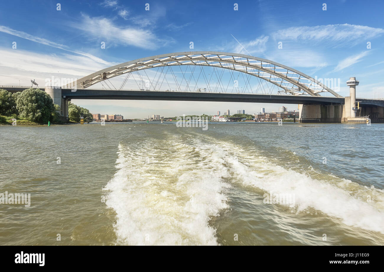 Rotterdam, Pays-Bas - le 18 août 2016 : l'infâme Van Brienenoordbrug est un pont sur la Nieuwe Maas à l'est de Rotterdam dans l'Netherla Banque D'Images