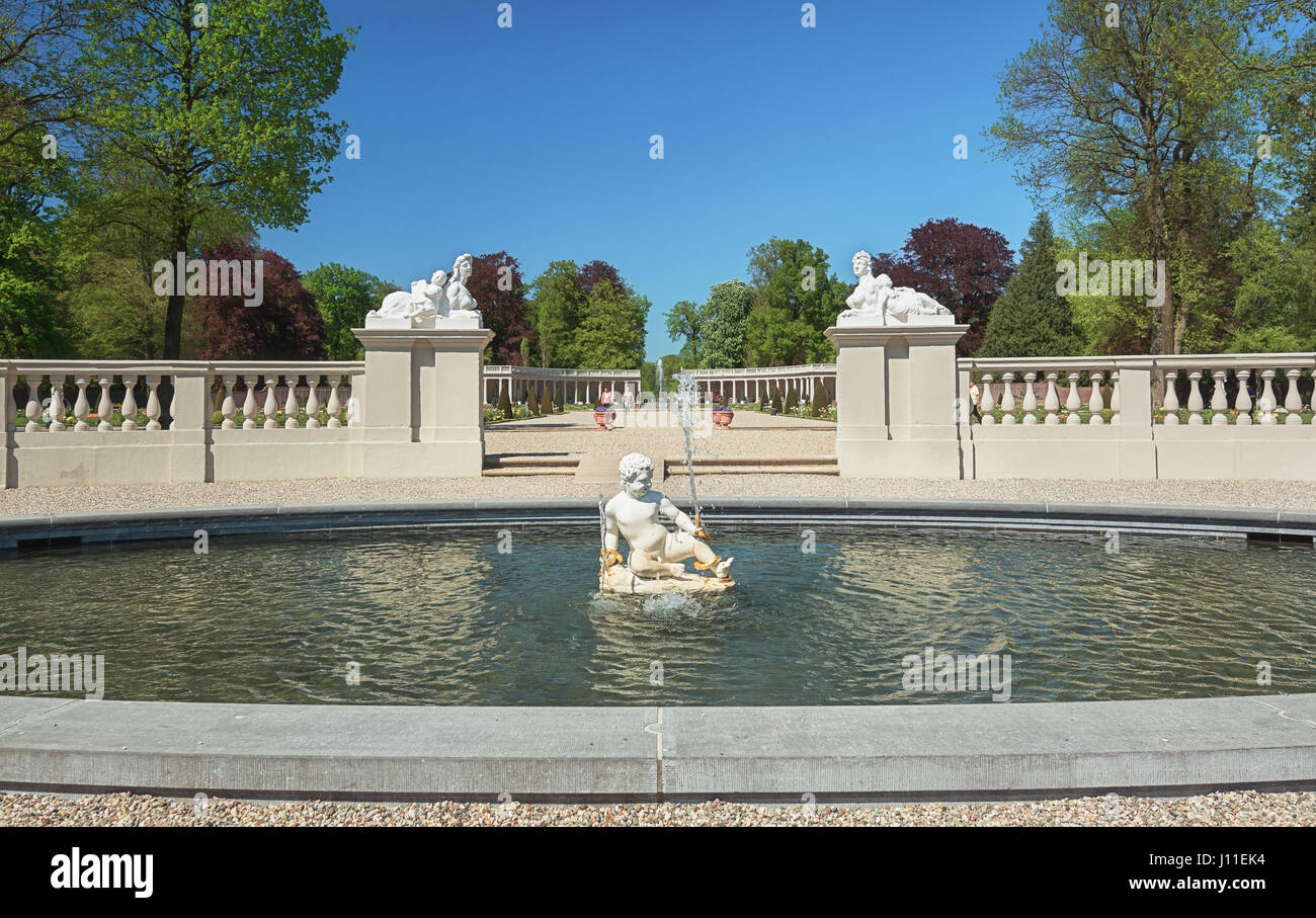 Apeldoorn, aux Pays-Bas, le 8 mai 2016 : jardin baroque néerlandais de la Loo Palace , un ancien palais royal et maintenant un musée national situé dans l'outsk Banque D'Images