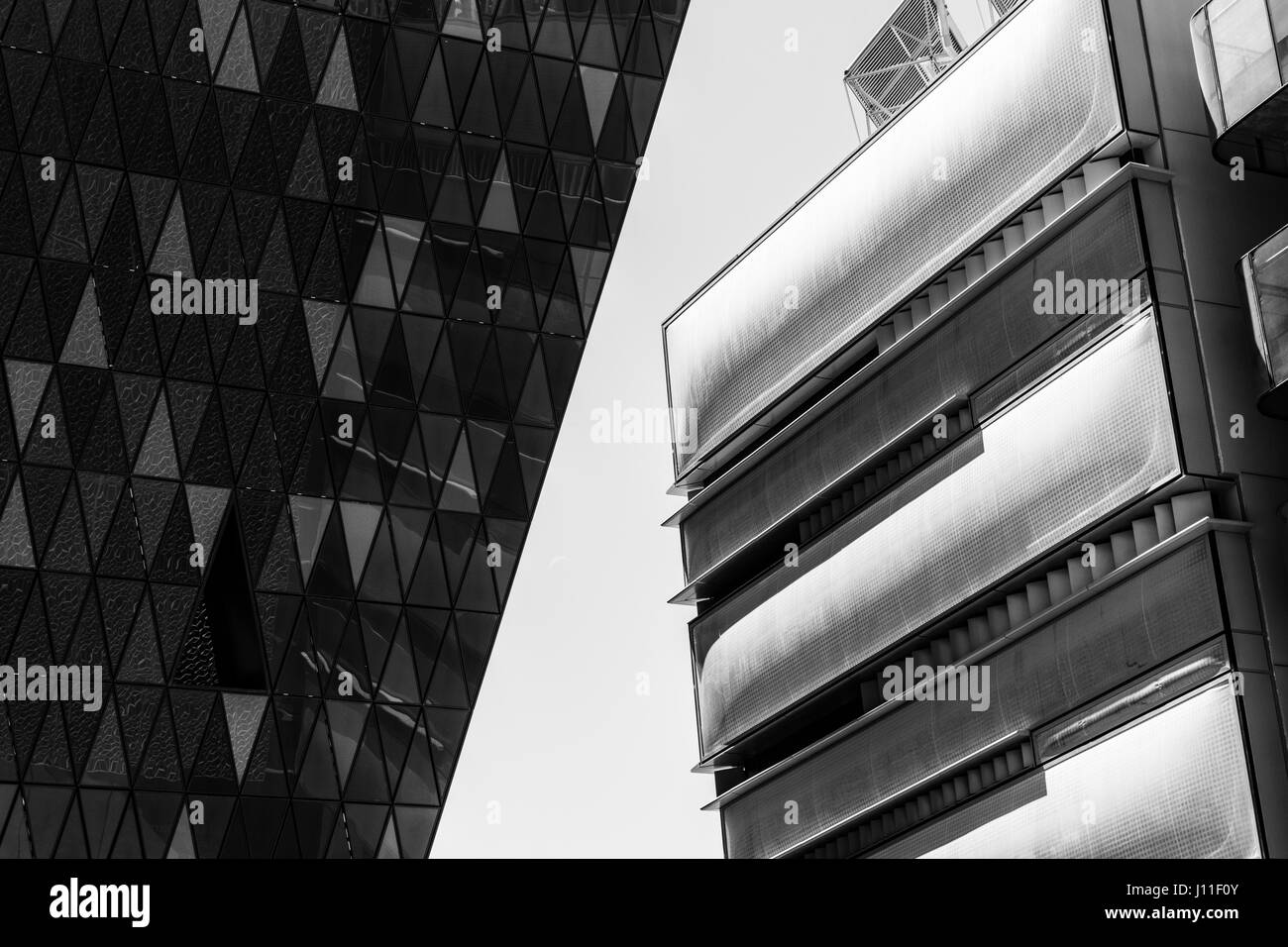 Low Angle View of Modern Building Facade Banque D'Images