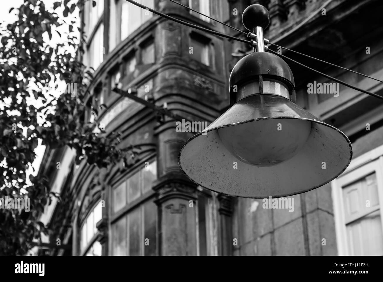 Low Angle View of Old Lampe de rue contre la façade de l'immeuble ancien Banque D'Images