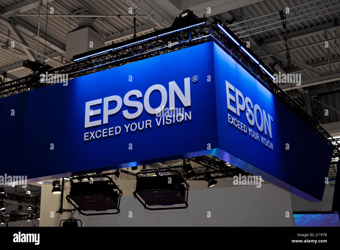 Hanovre, Allemagne - Mars, 2017 : Epson logo de l'entreprise signe sur foire-exposition Cebit 2017 à Hanovre, Allemagne Banque D'Images