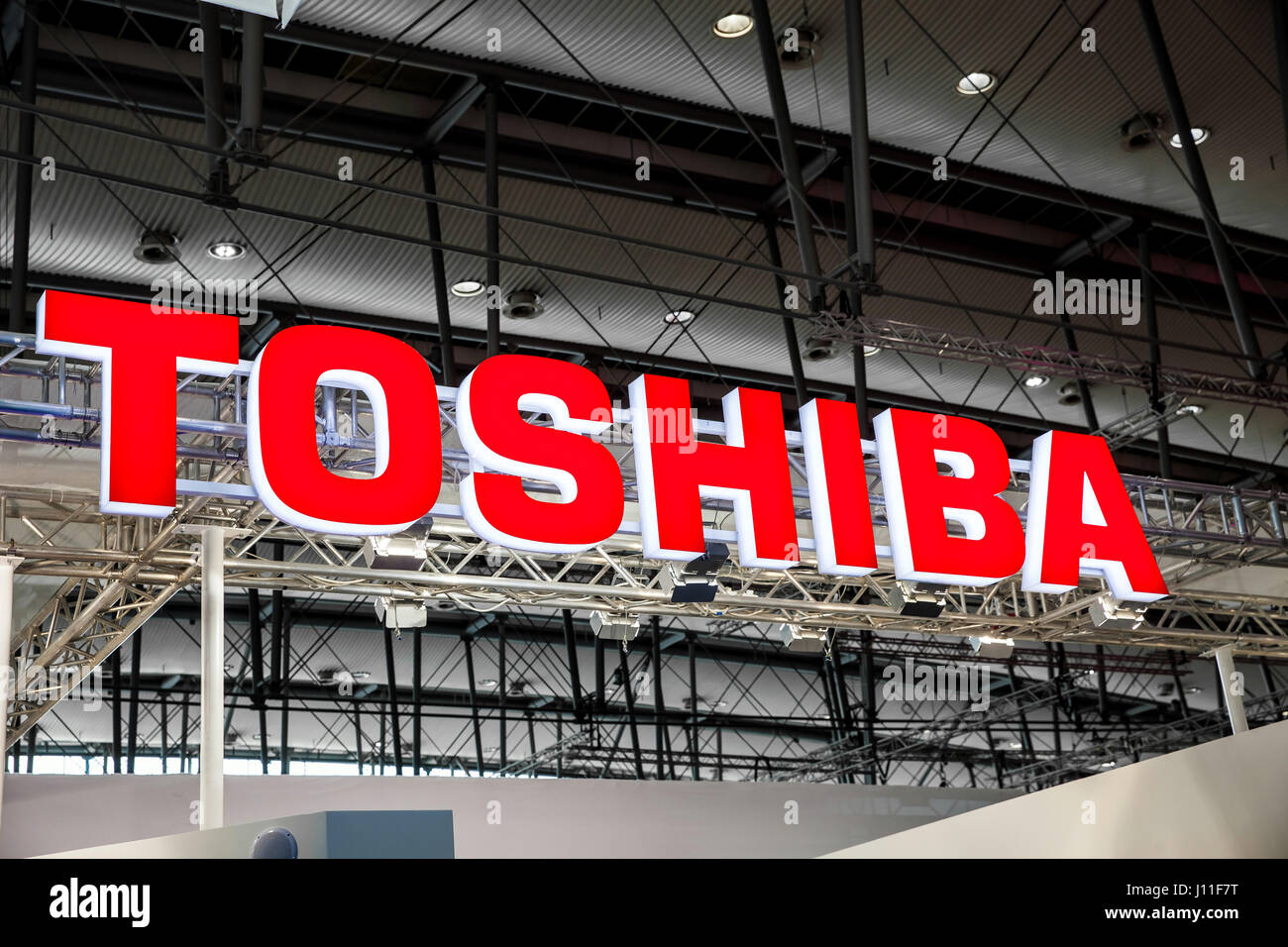 Hanovre, Allemagne - Mars, 2017 : Toshiba logo de l'entreprise signe sur foire-exposition Cebit 2017 à Hanovre, Allemagne Banque D'Images