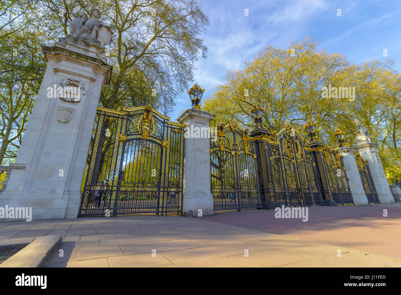Londres, Angleterre - 9 Avril 2017 : les touristes derrière portes Canada près de Buckingham Palace à Londres. Banque D'Images