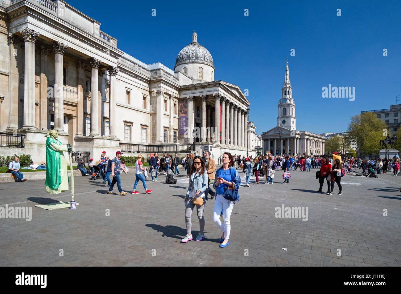 Les touristes en dehors de la National Gallery à Trafalgar Square, Londres, Angleterre Royaume-Uni UK Banque D'Images