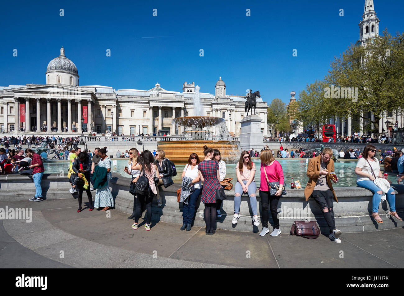 Les touristes en dehors de la National Gallery à Trafalgar Square, Londres, Angleterre Royaume-Uni UK Banque D'Images