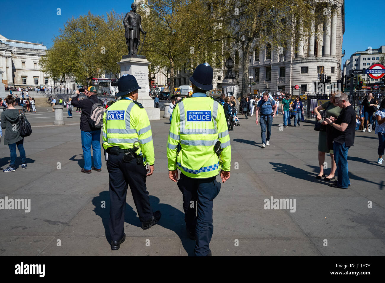 Patrouille de Police sur Trafalgar Square, Londres, Angleterre Royaume-Uni UK Banque D'Images