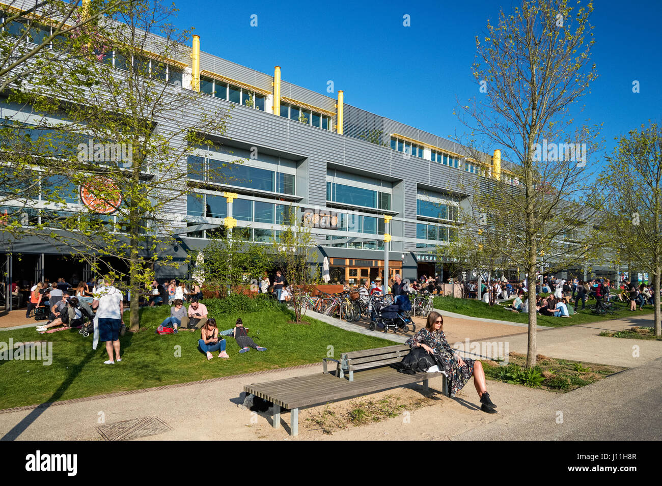 Les personnes bénéficiant du beau temps dans les pubs et restaurants dans l'est ici, à Londres Angleterre Royaume-Uni UK Banque D'Images