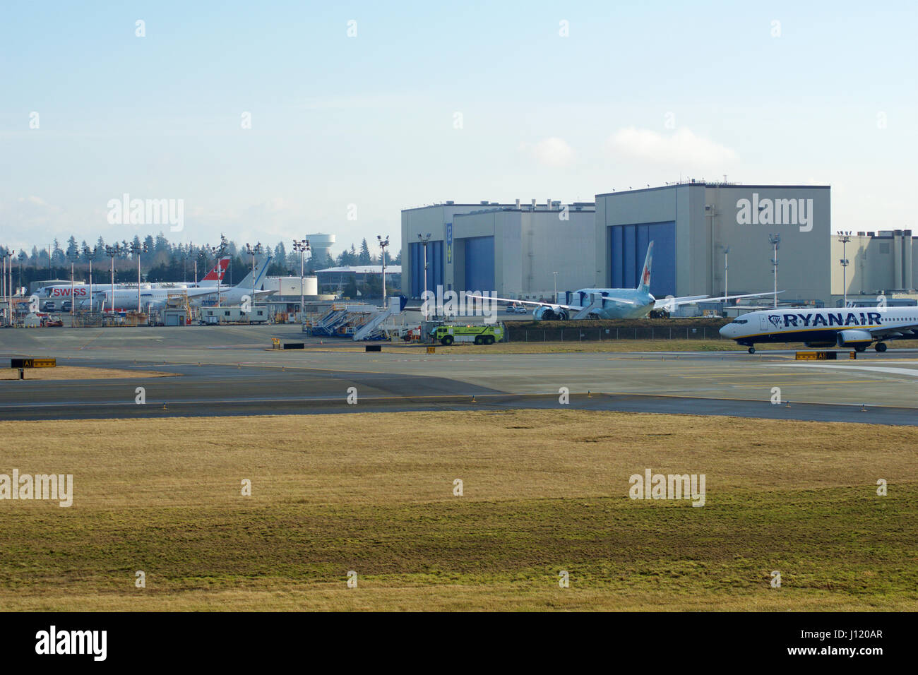 EVERETT, Washington, USA - JAN 26th, 2017 : Un tout nouveau Ryanair Boeing 737-800 Next Gen MSN 44766, inscription EI-FTP renvoie à partir de la réussite d'un essai en vol, l'atterrissage à l'aéroport de Snohomish Comté ou Paine Field. Air Canada Boeing 787 Dreamliner de Boeing 777 de la Suisse et à l'arrière-plan. Banque D'Images