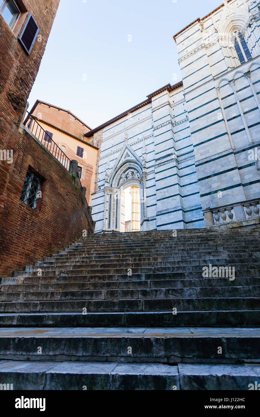 La vue quotidienne de la cathédrale Santa Maria Assunta (Duomo di Siena) à Sienne, Toscane, Italie. Monument italien Banque D'Images