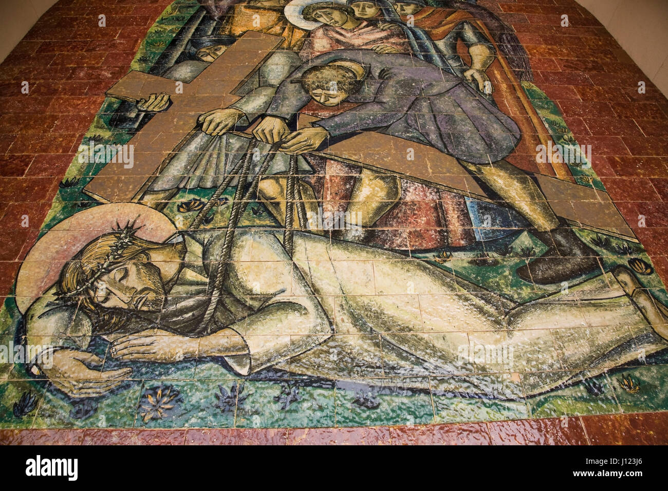 Scène religieuse peinte sur le mur à la basilique de Fatima, Portugal, Europe. Banque D'Images