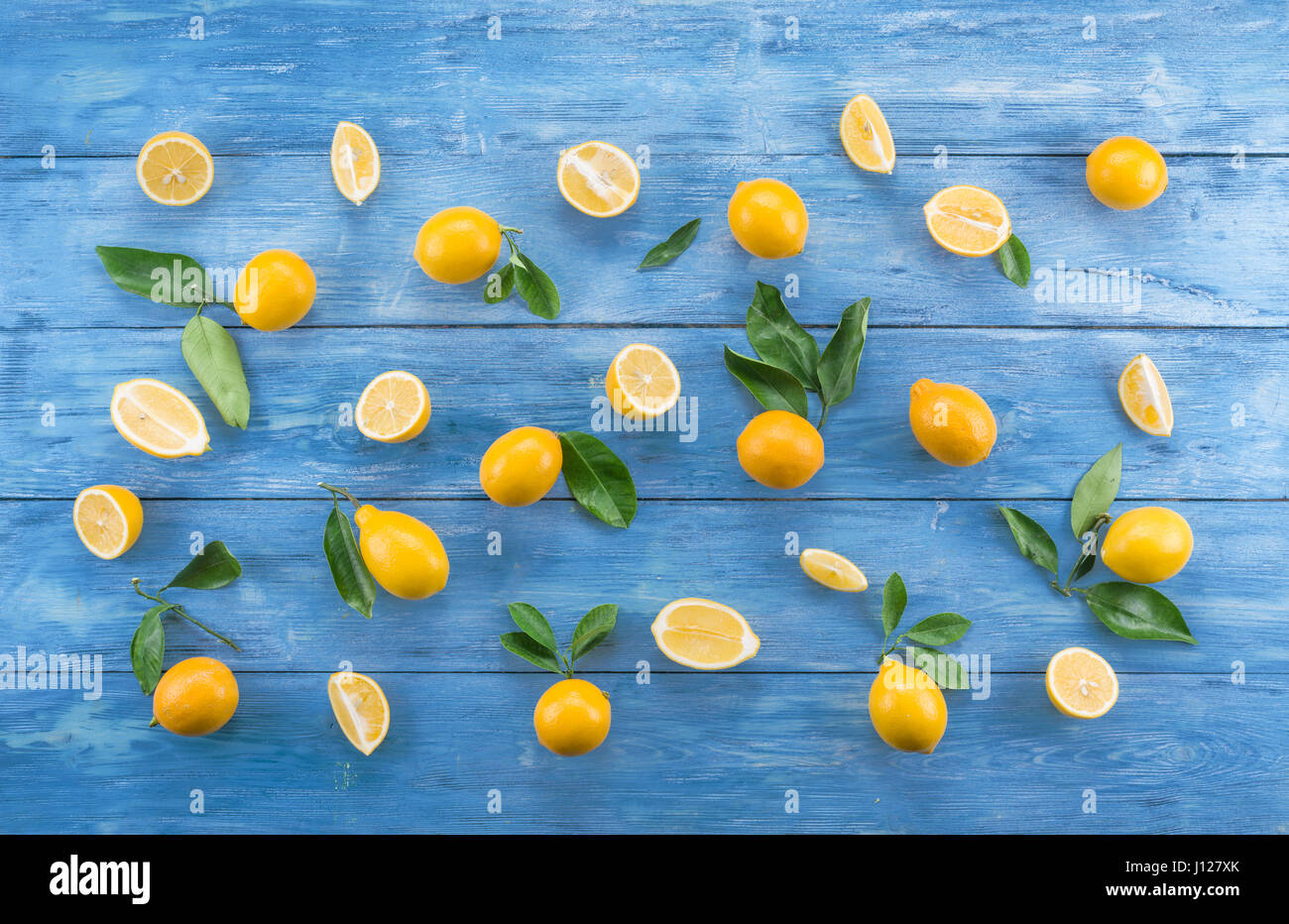 Les citrons et les oranges mûres sur la table en bois blanc. Vue d'en haut. Banque D'Images