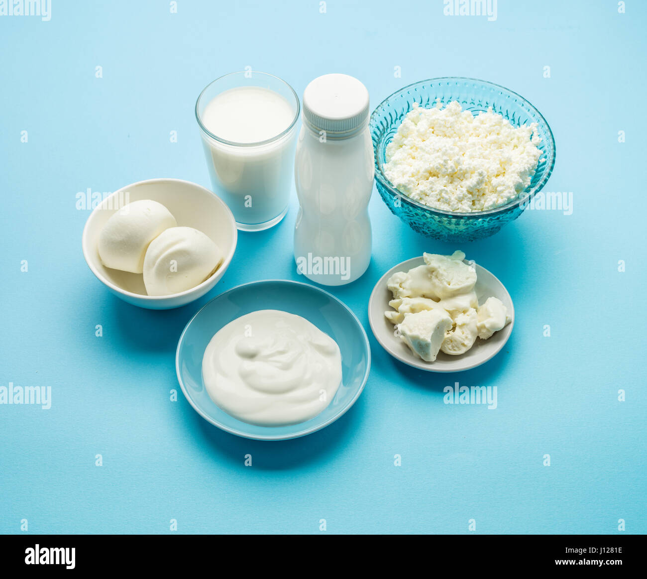 Produits de protéines : fromage, crème, lait, oeufs sur le fond bleu. Vue d'en haut. Banque D'Images