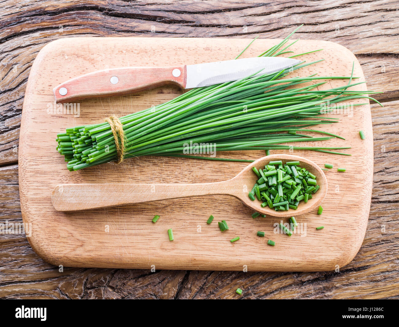 Oignon vert sur la table en bois. Banque D'Images