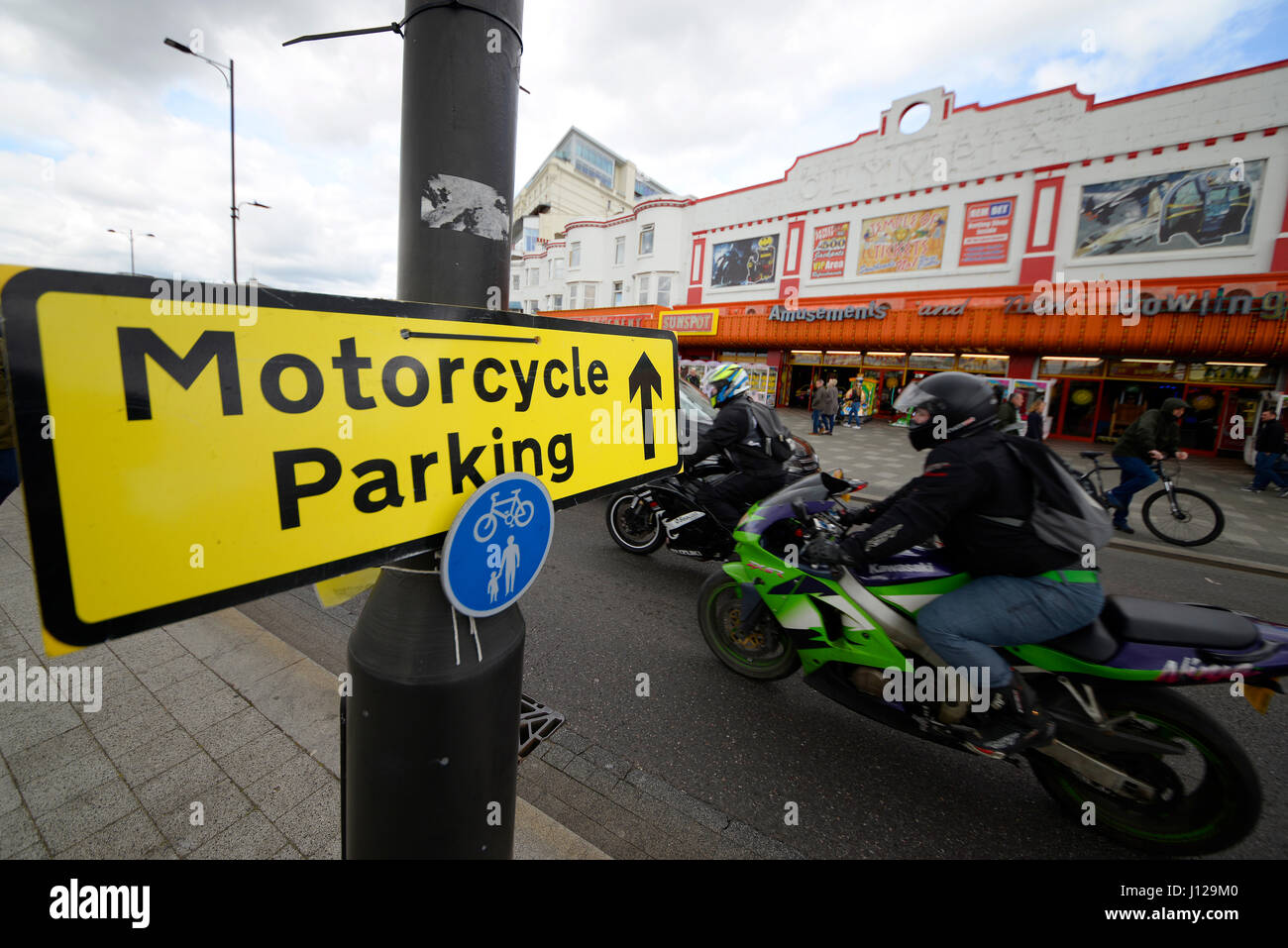 Panneau parking moto pendant le Southend Shakedown, un grand rallye moto vers la ville balnéaire. Signe d'événement temporaire, avec motards et espace de copie Banque D'Images