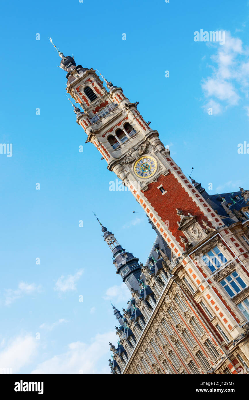 Le beffroi de la Chambre de Commerce de Lille Métropole et de l'industrie sur la Place du Théâtre sous un ciel bleu. Lille, France. Banque D'Images
