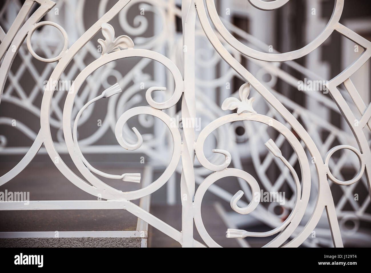 Vue rapprochée des escaliers avec clôture décorative, propre et neuf. Banque D'Images