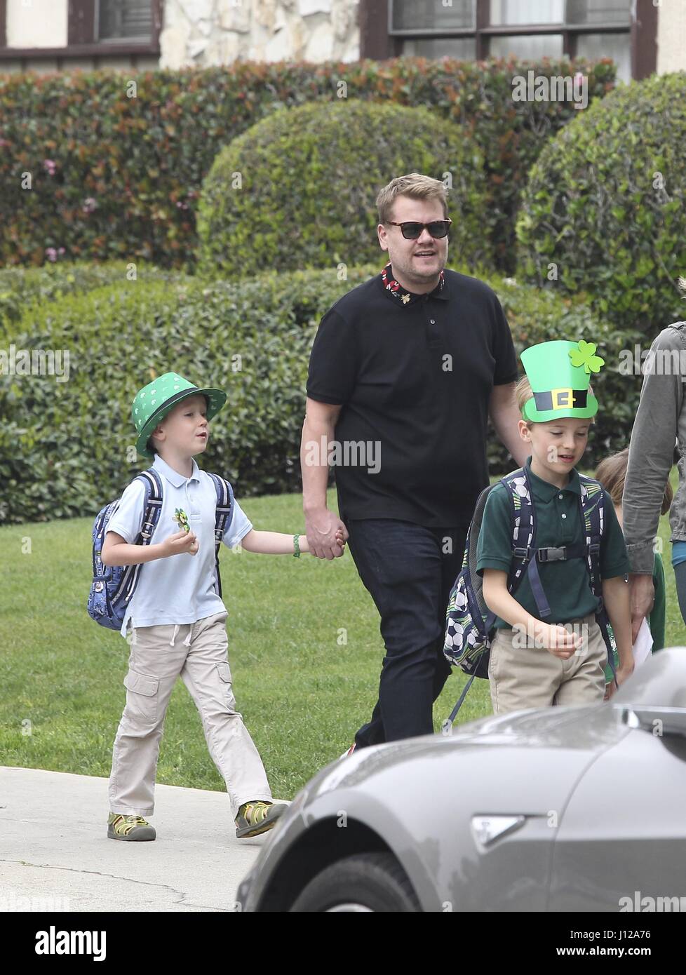 James Corden reprend son fils Max Corden de l'école le jour de la Saint-Patrick avec : James Corden, Max Corden Où : Santa Monica, Californie, États-Unis Quand : 17 Mar 2017 Banque D'Images