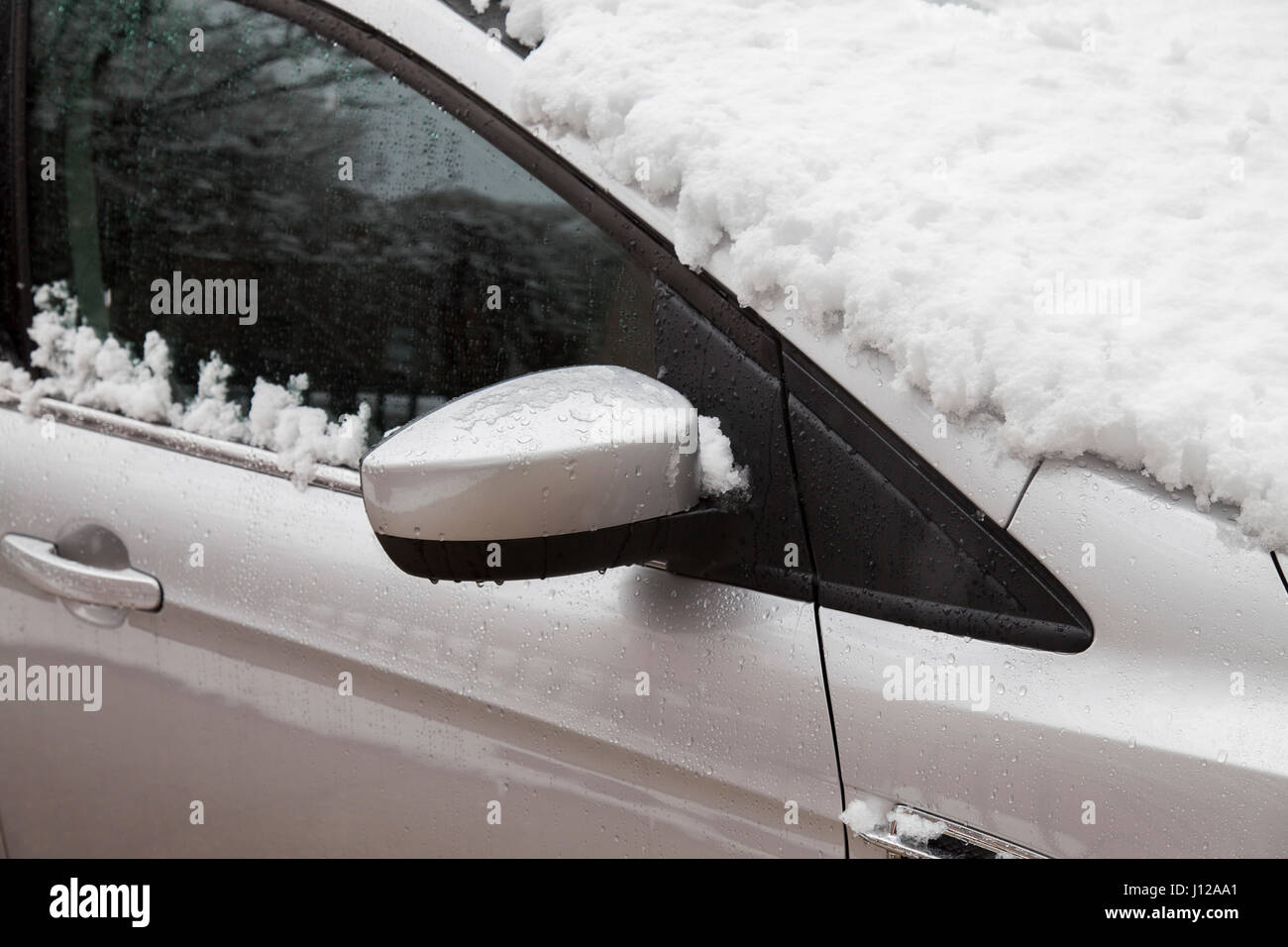 Silver car couverte de neige et stationné à l'extérieur, la tempête Banque D'Images