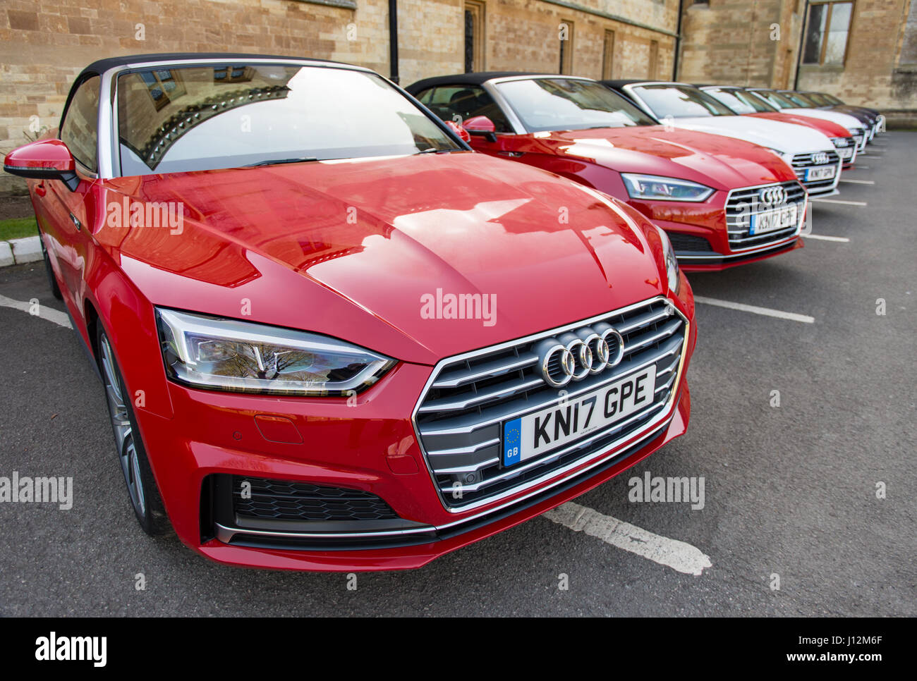 Nouvelle Audi A5 cabriolet en formation Banque D'Images