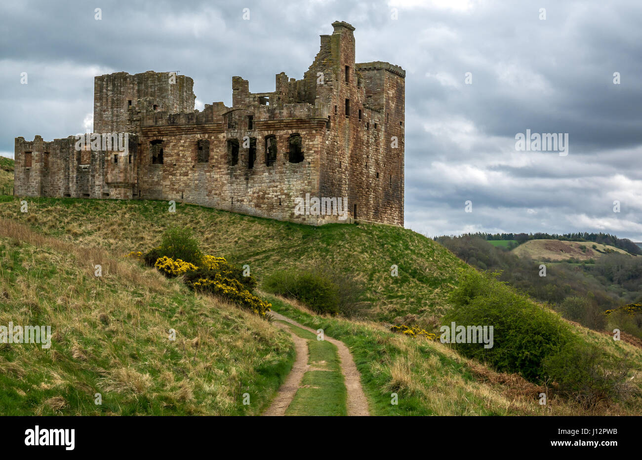 Vue de dessous de l'imposant château de Crichton du XVe siècle en ruines, Midlothian, Écosse, Royaume-Uni Banque D'Images