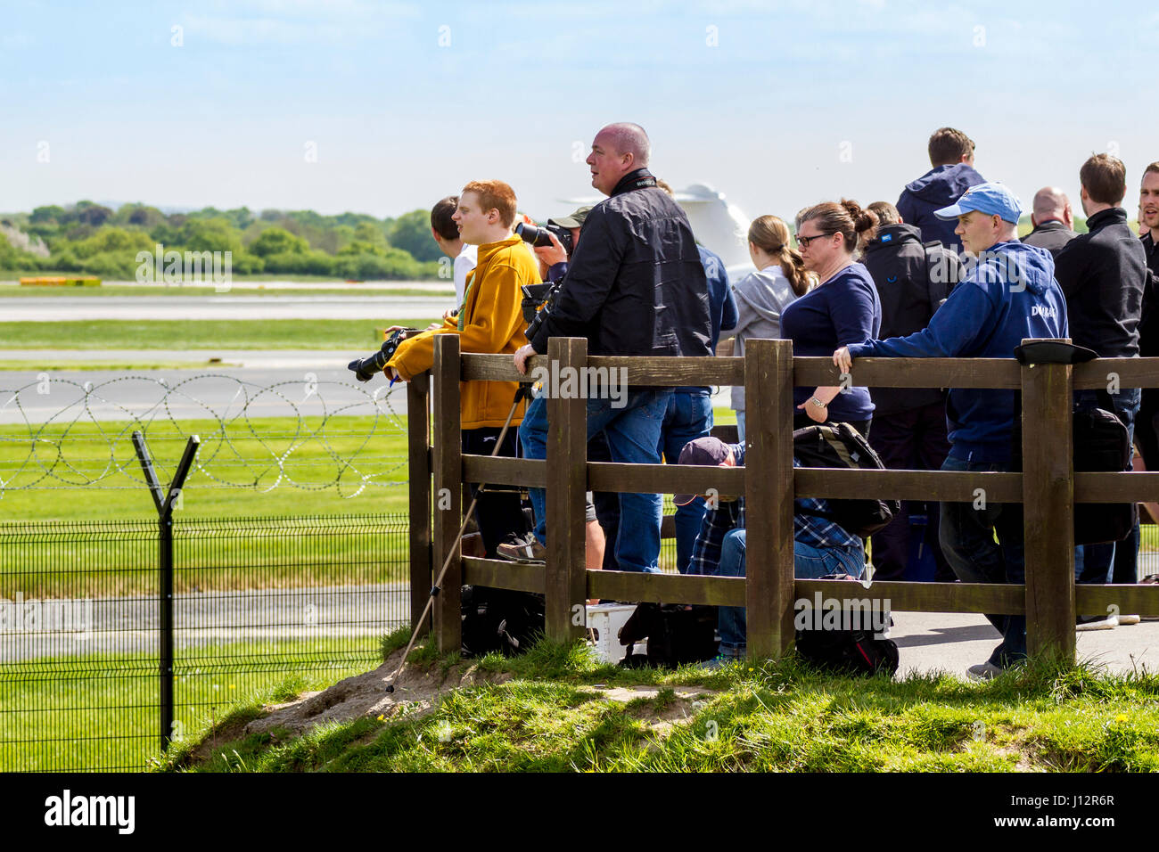 Plane-spotters regardant avion à l'aéroport de Manchester Visualisation Aviation Park Banque D'Images
