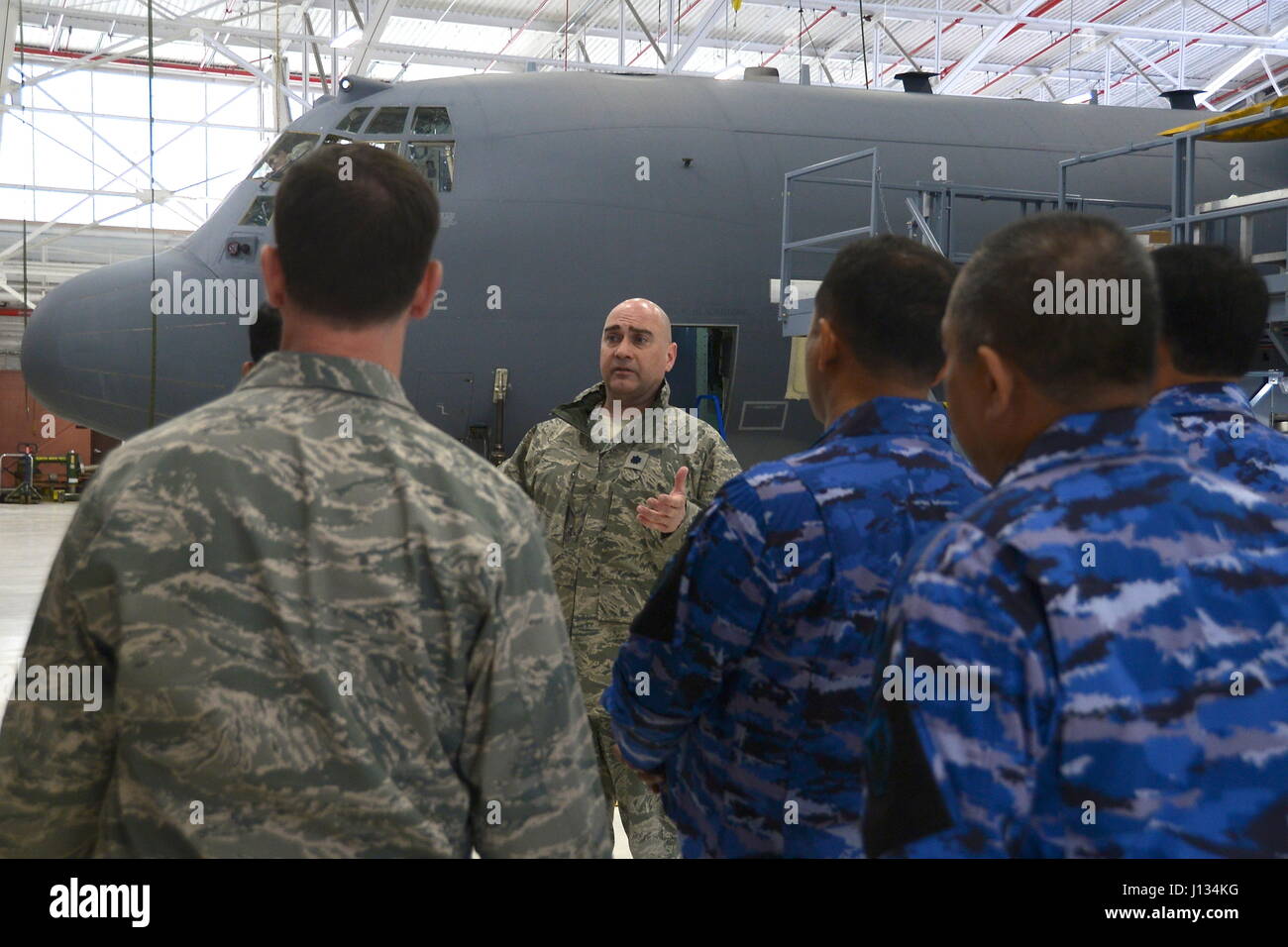 Le lieutenant-colonel Robert Siebelts, commandant de la 106e Escadron de maintenance (Aile de sauvetage, parle de C-130 Hercules à l'entretien généraux de l'armée de l'air indonésienne, le 8 mars 2017, Francis S. Gabreski Air National Guard Base. L'Indonesian ont également eu la chance de visiter les deux aéronefs utilisés par la 106e escadre de secours pour la recherche et sauvetage, l'HH-60 et un hélicoptère Pavehawk HC-130 Hercules avion à voilure fixe. Ils ont marché autour de l'avion et a parlé avec le 101e Escadron 102e et les pilotes sur leurs expériences. (U.S. Air Force photo par le Sgt. Chéran A. Cambridge) Banque D'Images