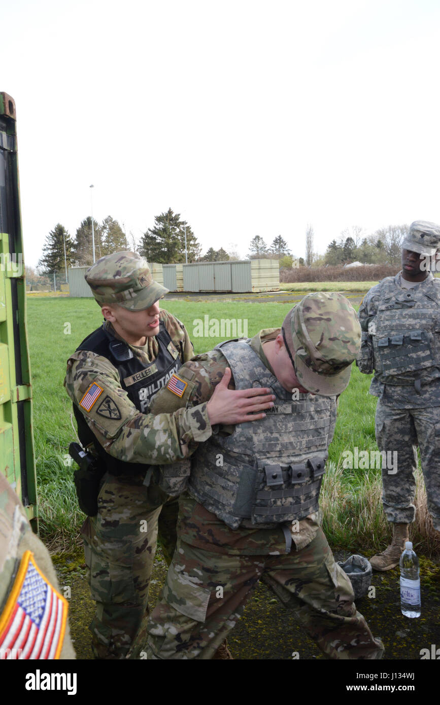 Le sergent de l'armée américaine. Darian Keller affecté à la garnison de l'Armée Etats-unis Benelux' Police militaire, montre l'immobilisation et l'organe du suspect s'assurer, lors de l'entrée de la recherche du point de contrôle de l'exercice Commandant 39e Bataillon du signal, à la base aérienne de Chièvres, Belgique, le 21 mars 2017. (U.S. Photo de l'armée par Visual Spécialiste de l'information Pascal Demeuldre) Banque D'Images