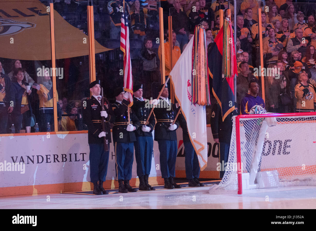 La 101st Airborne Division Color Guard présente les couleurs pendant l'hymne national avant le match des Nashville Predators 25 mars 2017, chez Bridgestone Arena. Les Preds battre les Sharks 7-2. Banque D'Images